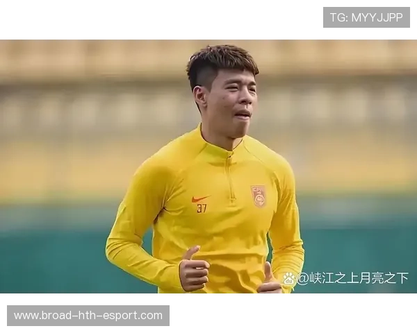 球员在训练中突破技术瓶颈获得教练肯定,持球队员突破后 球员在训练中突破技术瓶颈获得教练肯定,持球队员突破后